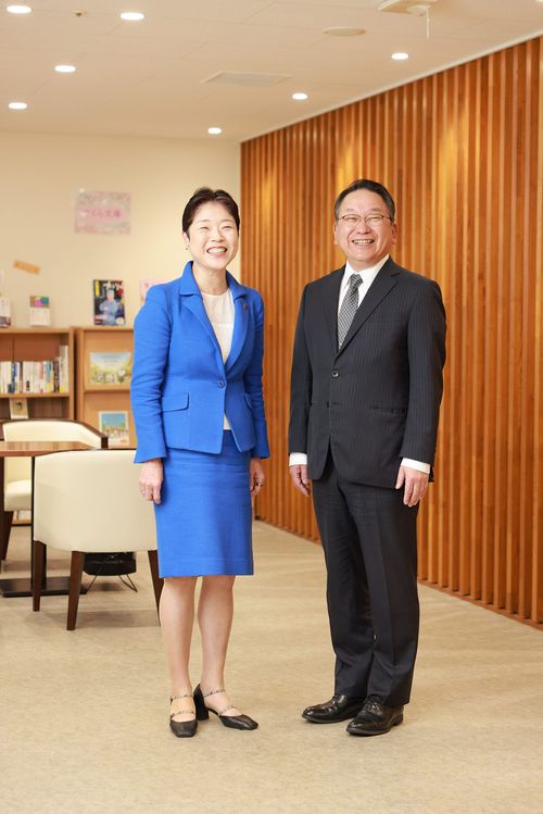 認定NPO法人ささえあい医療人権センターCOML理事長の山口育子さん（左）と鳥取大学医学部附属病院の武中篤病院長（右）