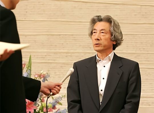 ぶら下がり取材を受ける小泉純一郎首相