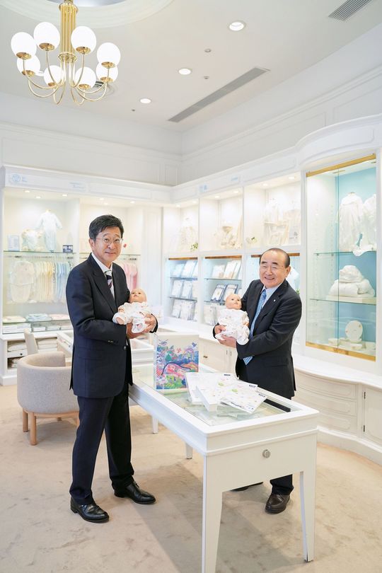 鳥取大学医学部附属病院の原田省病院長（左）とミキハウス社長の木村皓一さん（右）