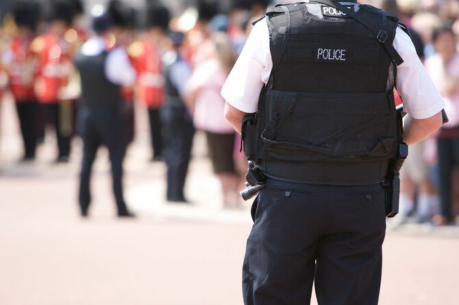 バッキンガム宮殿の外で武装する警察官