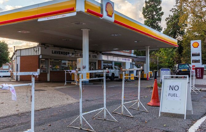 ガソリン供給が滞り、在庫切れで営業を止めたイギリスのガソリンスタンド（2021年9月27日）