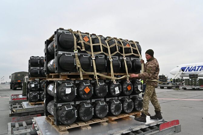 キエフのボリスポリ空港で、米国がウクライナに提供した携行型対戦車ミサイル「ジャベリン」を受け取るウクライナ兵＝2022年2月11日