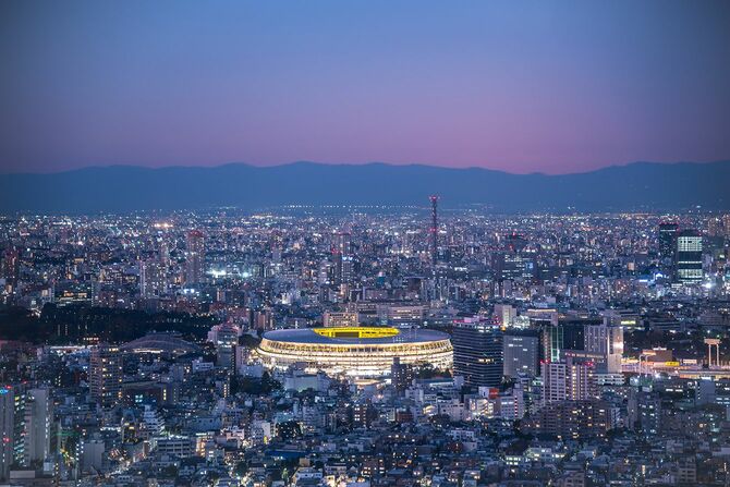 夕暮れ時のオリンピックスタジアムの空中写真