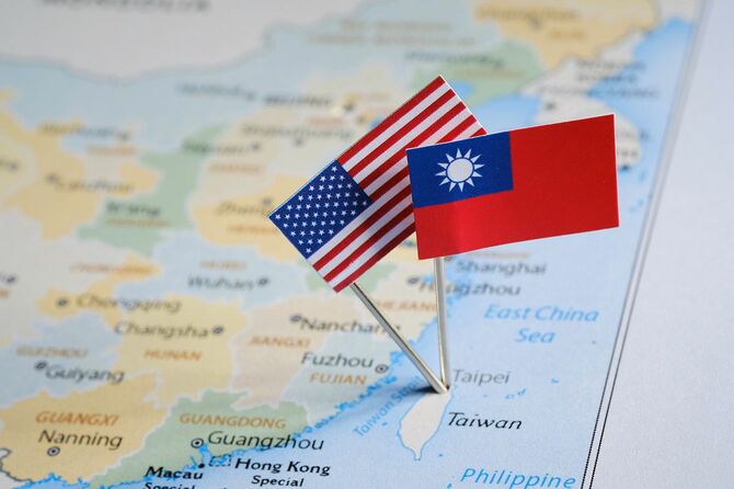 台湾の地図に台湾とアメリカの国旗
