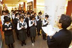 70人近いスタッフはさっと列をつくり、すぐに朝礼が始まる。およそ10分間と短時間だ。