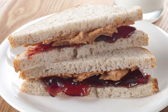 アメリカのスクールランチの定番「PB&Jサンドイッチ」