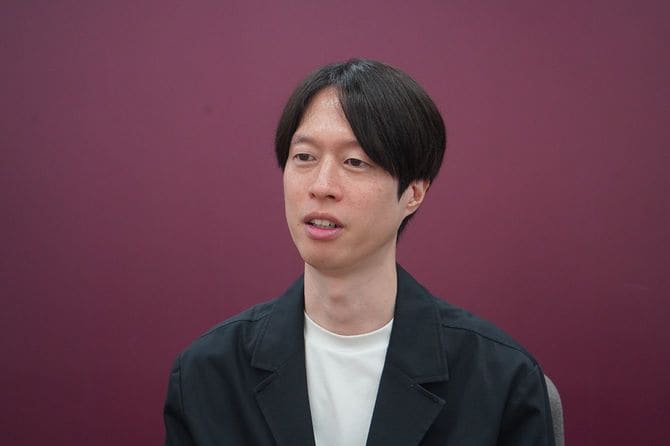 東京都目黒区の本社オフィスで取材に応じる、「ザ・ミルク」開発販売戦略担当者の藤江亨さん