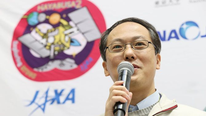 探査機「はやぶさ2」から分離された試料カプセルの到着を受け、記者会見する宇宙航空研究開発機構（JAXA）の津田雄一プロジェクトマネジャー＝2020年12月8日、神奈川県相模原市のJAXA相模原キャンパス