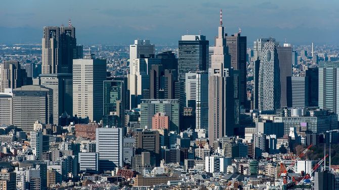 日中の東京の街並み