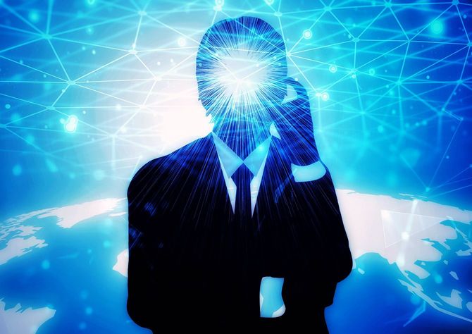 光り輝く頭部のビジネスパーソン