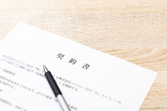 机の上に契約書