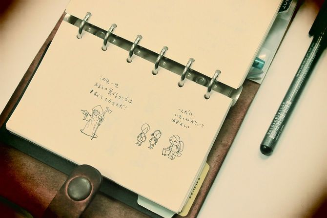 毎日のように手帳に描く気付きや妄想が創作の支えになることも。写真の右イラストには「一人だけにもつが大きいとはずかしい」とあり、当たり前との距離感を観察していることが分かる