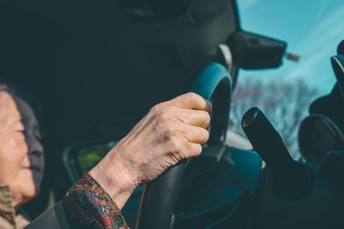 運転中のシニア