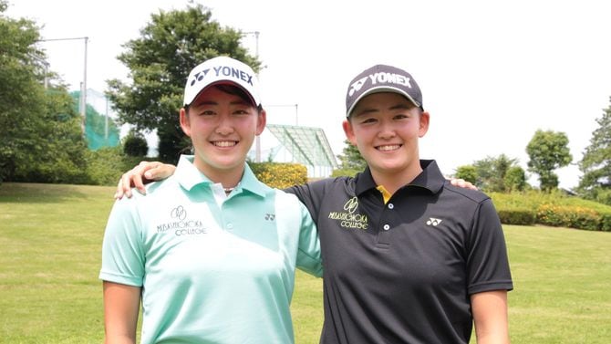 岩井千怜（左）と岩井明愛（右）と。大学のユニフォーム姿。