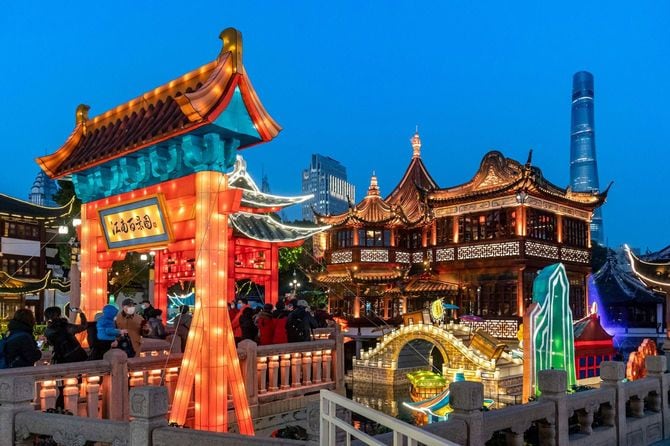 2月12日から始まる旧正月（丑年）を前に、上海の豫園を散策する人々