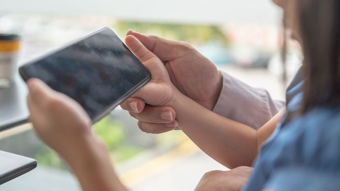 親とスマホを見る子供