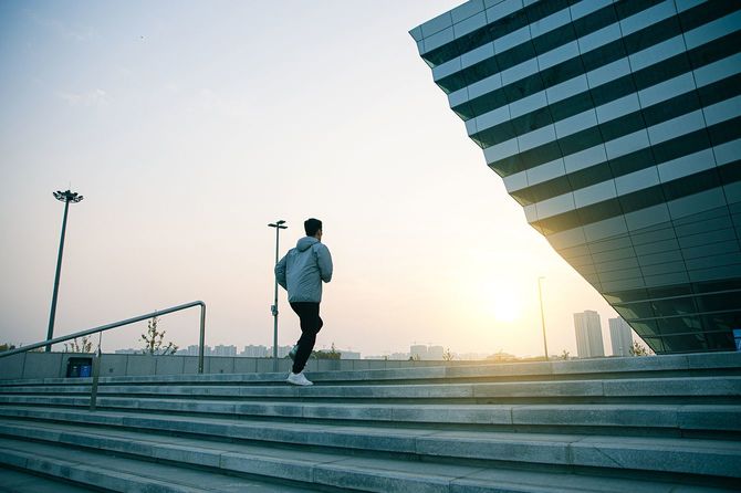 朝階段を駆け上がる男