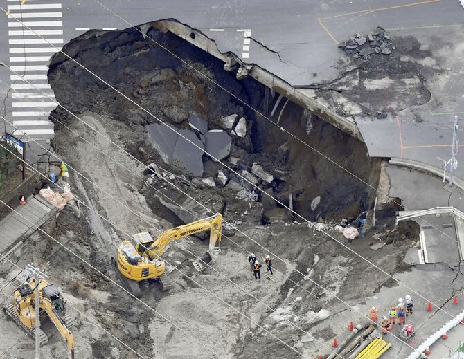 県道が陥没しトラックが転落した事故現場＝2025年2月3日午後1時3分、埼玉県八潮市（共同通信社ヘリから）