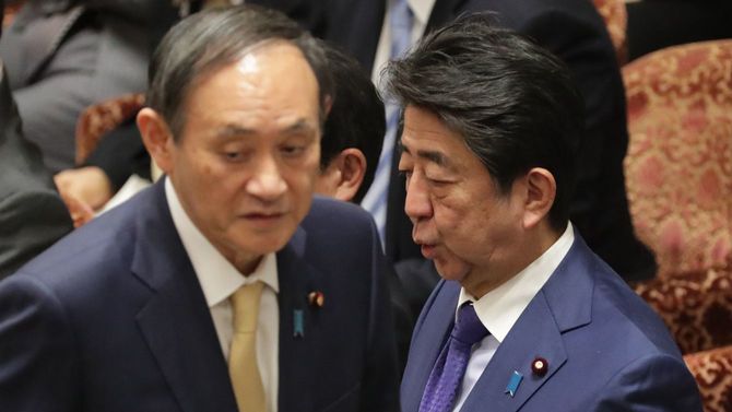 衆院予算委員会で答弁を終え、席へ戻る菅義偉官房長官（手前左）。右は安倍晋三首相＝2020年2月5日、国会内