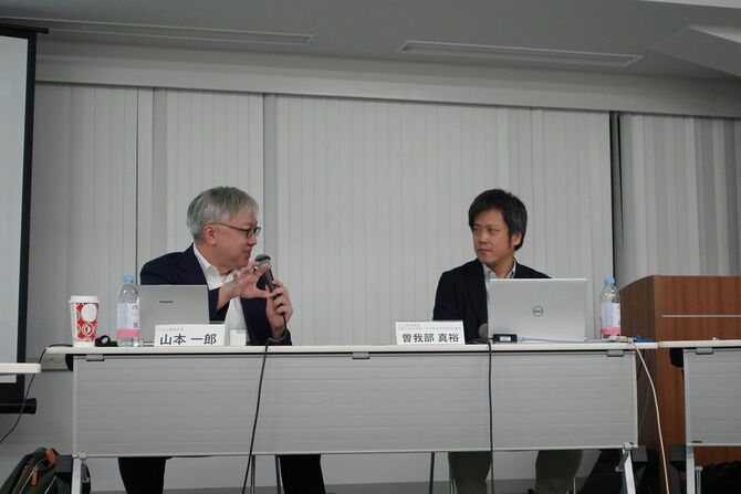 京都大学の曽我部真裕教授（右）。左は筆者＝2024年11月18日