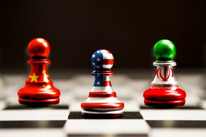 チェスのポーンに描かれたアメリカ、中国、イランの国旗
