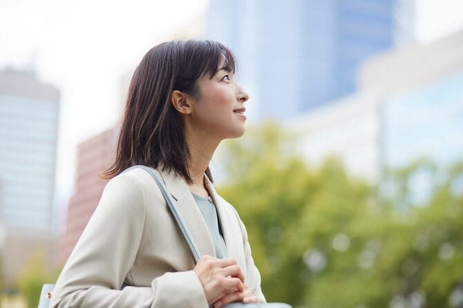 オフィス街で働くスーツ姿の日本人ビジネスウーマン