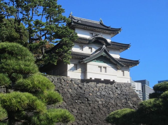 旧江戸城三の丸の東南（巽）側にあり全国でも最大級の二重櫓である「桜田巽櫓」