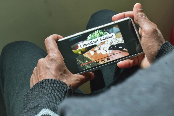 字幕をダウンロードしている動画再生アプリの画面