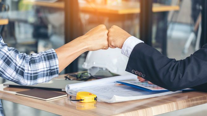 チームのメンバーとグータッチ