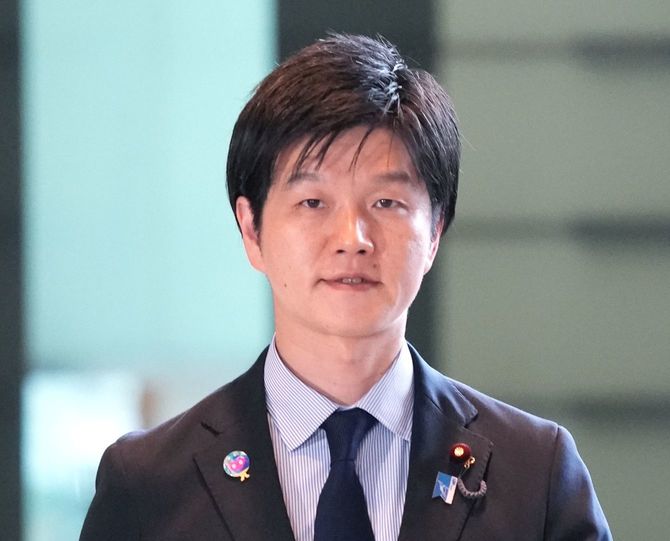 閣議のため、首相官邸に入る鈴木憲和農林水産相＝2026年3月31日、東京・永田町