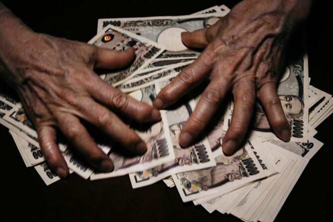 日本の紙幣、1万円札、老人の手