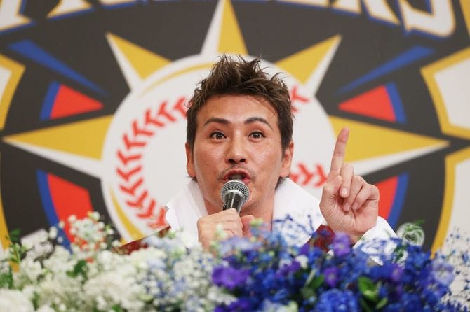 就任会見する日本ハムの新庄剛志新監督＝2021年11月4日、札幌市