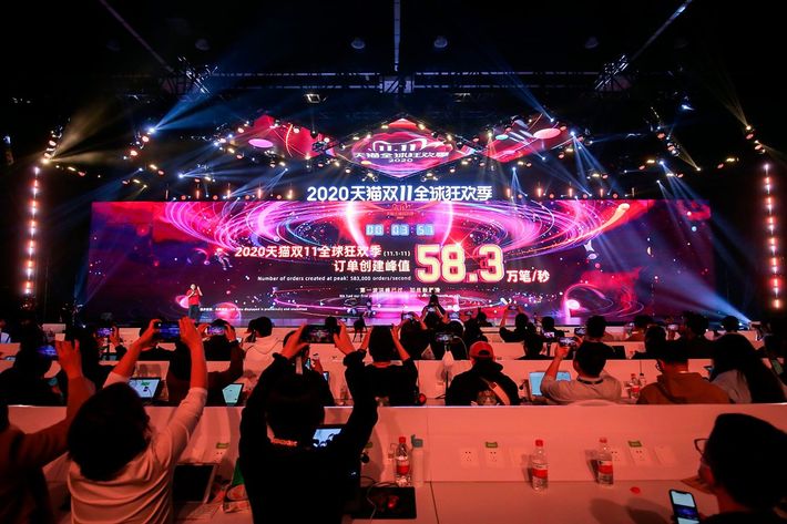 2020年11月11日、中国東部の浙江省杭州市にあるメディアセンターで行われた「2020 Tmall Global Shopping Festival on Singles' Day」（ダブル11ショッピングフェスティバルとも呼ばれる）の販売情報を示すスクリーン。