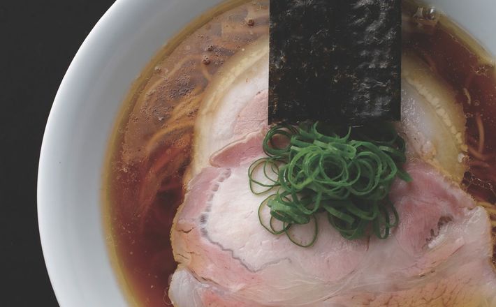 醤油の風味をストレートに感じられる美しい琥珀色のスープ。表面には鶏油と豚ロースのA脂が光る。