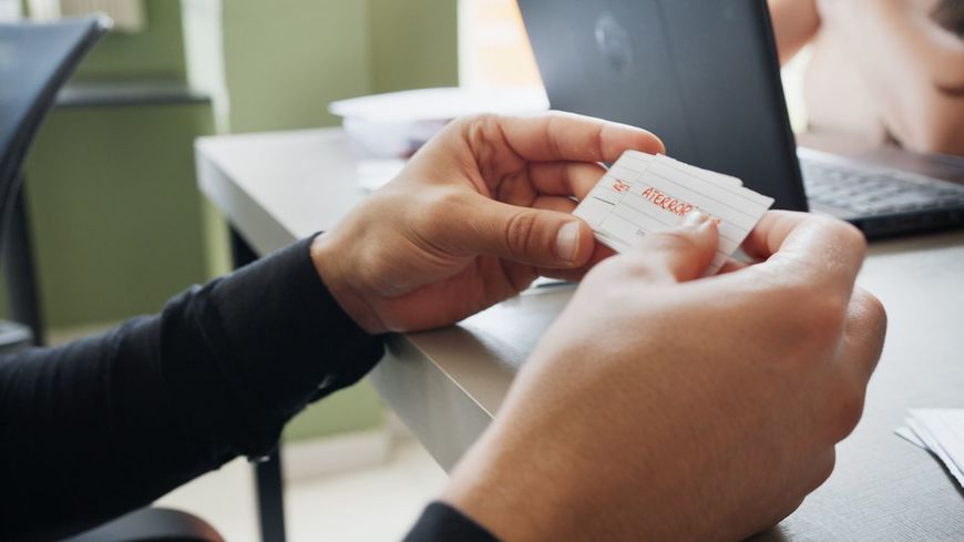 フラッシュカードで単語の暗記をしている男性