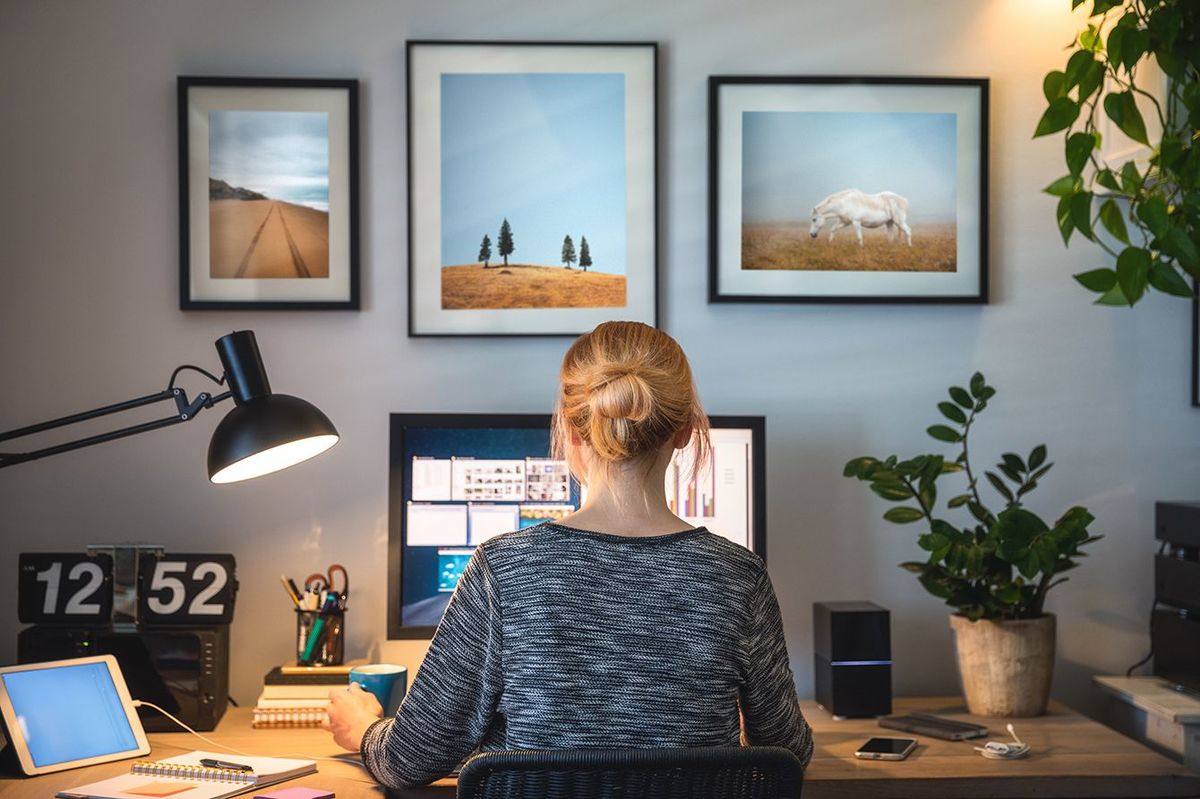 パンデミック検疫中に自宅のオフィスでコンピュータで働く女性。