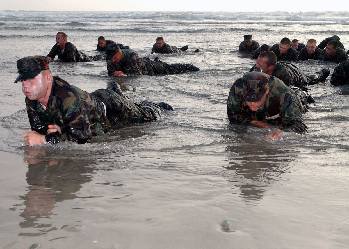 カリフォルニア州コロナド海軍水陸両用基地（2003年1月31日）、BUD／S演習中のSEALクラス244のメンバー