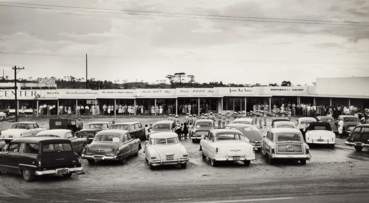 1954年開業のプラザハウス。広い駐車場に外車が並び、ショッピングを楽しむ米国人らで賑わっていた