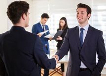 取引先が「窓の外」を見たら後で呼び出せ