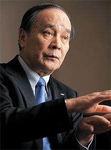 <strong>野副州旦</strong>●のぞえ・くにあき<br>1947年、福岡県生まれ。71年早稲田大学第一政治経済学部経済学科卒業後、富士通に入社。2001年6月常務理事、05年10月常務、07年6月上席常務、08年4月副社長、08年6月より現職。歴代13人目の社長にして初の海外勤務経験者。89年より米国に駐在し、駐在期間は計約10年。日米貿易摩擦交渉などを担当した。愛犬を連れての毎晩の散歩が日課。