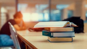 無知な自分の子供に奨学金という借金を負わせる悪魔的な｢日本の親｣