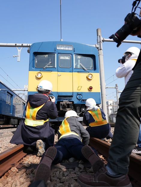 線路から貴重車両を見上げて撮影