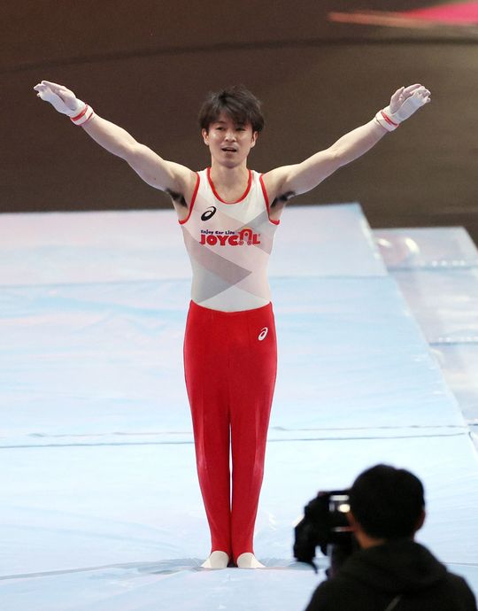 現役引退イベントの鉄棒の演技で着地する内村航平＝2022年3月12日、東京体育館