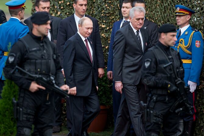 プーチン大統領（中央）2014年、セルビアで撮影。