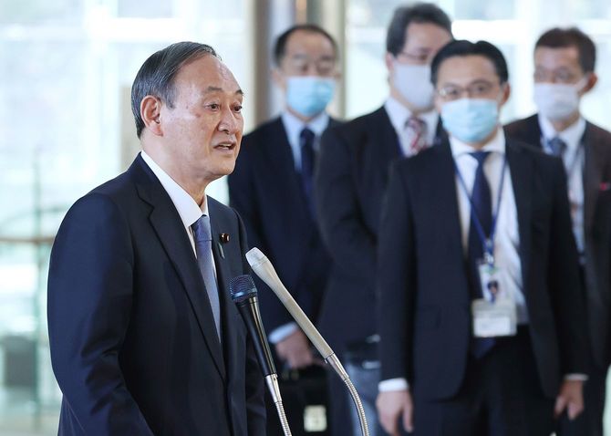 総務省接待問題をめぐり記者団の質問に答える菅義偉首相（左端）