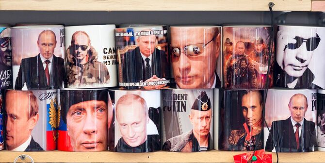 土産物屋に並ぶ、プーチン大統領がプリントされたマグカップ