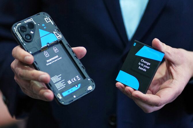 2024年2月27日、バルセロナで開催された通信業界最大の年次総会、モバイル・ワールド・コングレス（MWC）において、オランダの電子機器メーカー、フェアフォンが最高経営責任者（CEO）に就任したばかりのレイニア・ヘンドリクスが携帯電話を披露した。