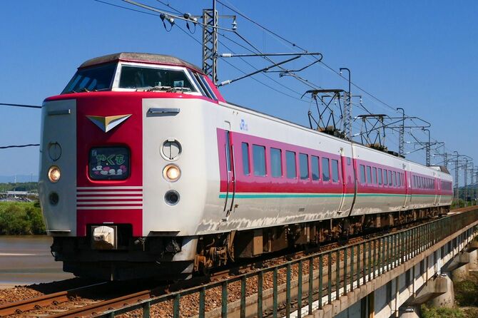 山陰本線の直江駅―出雲市駅間を走行する、381系電車による特急「やくも」5号