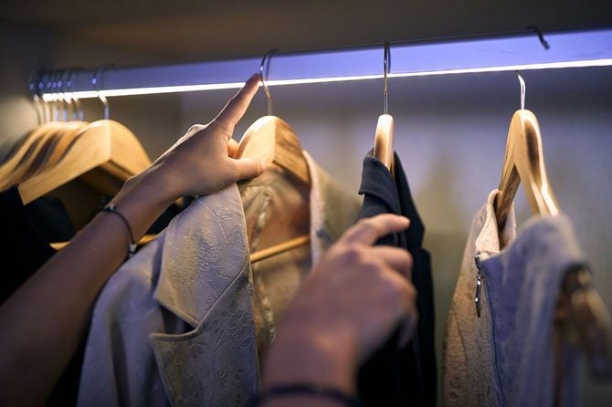 クローゼットの中の服を選ぶ人