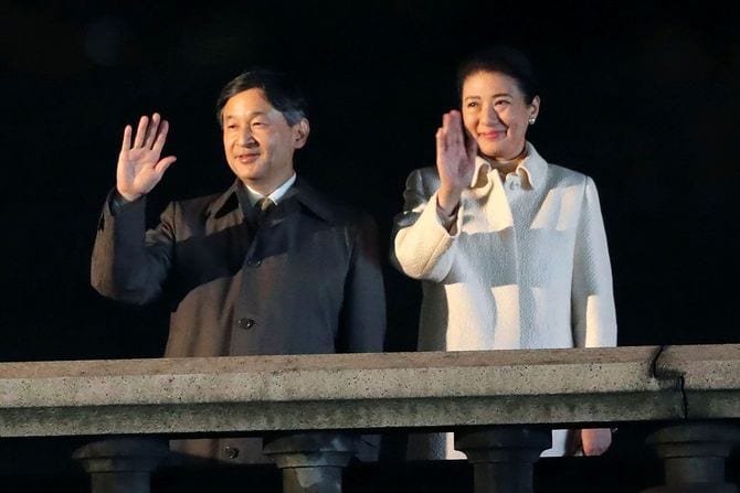 「天皇陛下御即位をお祝いする国民祭典」で手を振り応えられる両陛下=2019年11月9日、皇居